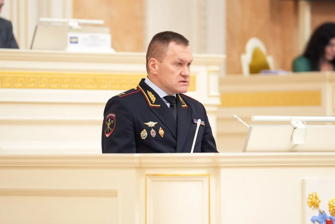 В новый список ЕС попал руководитель ГУ МВД по Санкт‑Петербургу и Ленинградской области — в документе его связывают с задержаниями скорбящих по Алексею Навальному и преследованием уличных музыкантов; санкции предусматривают запрет въезда в ЕС и заморозку активов.