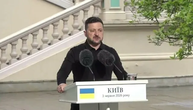 Президент Украины заявил о готовности к непосредственным переговорам с российским лидером, прокомментировал ожидание американской переговорной группы, возможность ответных ударов и планы по наращиванию вооружений и ПВО.