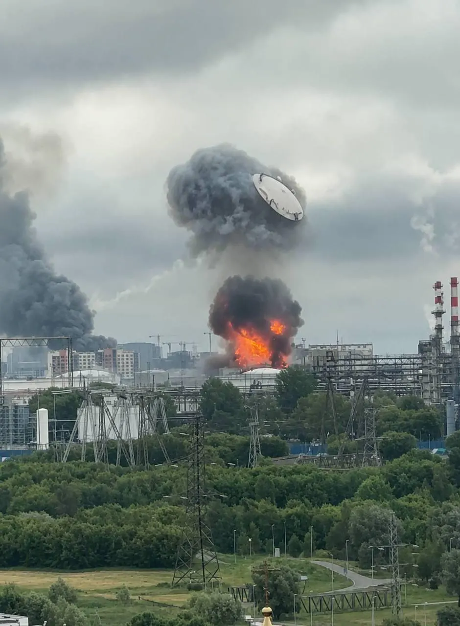 Ночью 18 июня по регионам России нанесена массированная атака БПЛА. Минобороны сообщает о сотнях сбитых беспилотников; в Москве пострадали Московский НПЗ в Капотне и рынок «Садовод», введены ограничения на движение и авиасообщение.