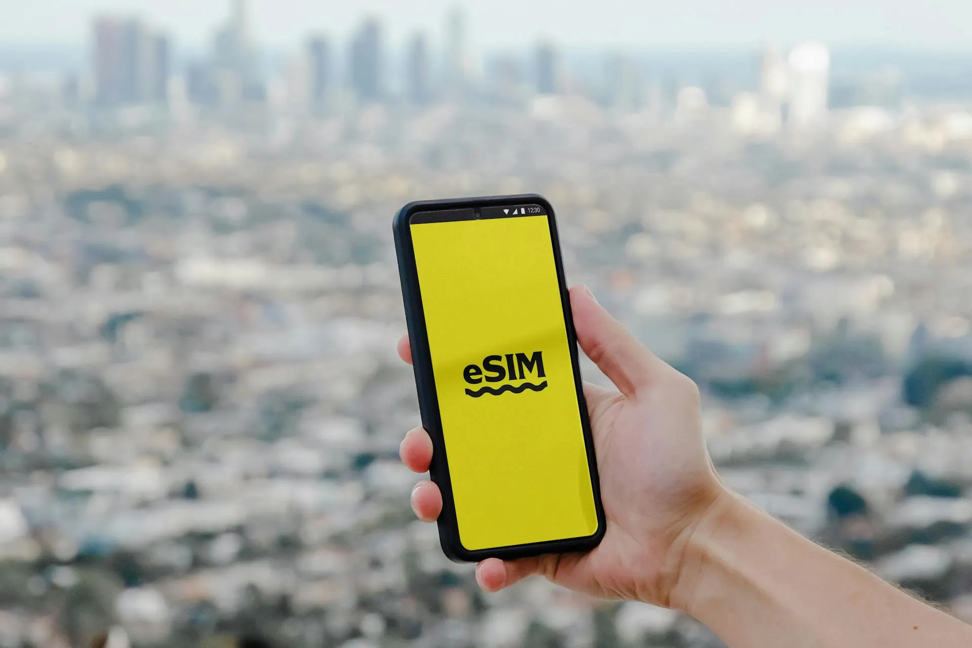 Власти обсуждают запрет на регистрацию зарубежных eSIM и введение обязательной идентификации для M2M‑SIM с блокировкой голосовых вызовов и SMS — меры предлагают в рамках борьбы с мошенничеством, но окончательного решения ещё нет.