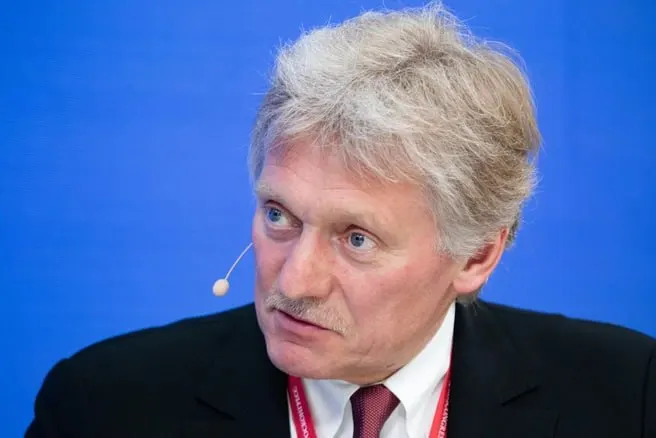 В Кремле подтвердили переговоры о поставках нефтепродуктов из ряда стран — импорт рассматривают как временную меру для снижения дефицита и «ажиотажного спроса».