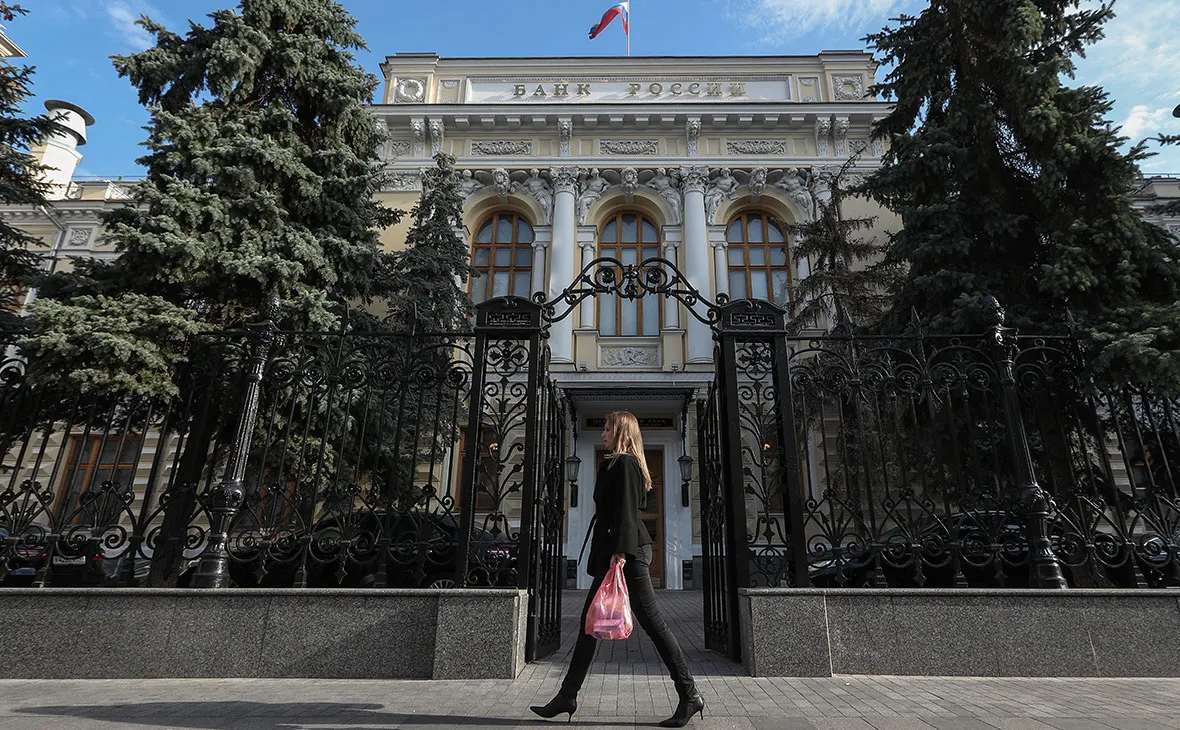 Депозитарий считает постановление московского суда неправомерным и настаивает на юрисдикции бельгийских судов. В Euroclear хранятся около €190 млрд замороженных российских активов; с 2024 года их прибыль направляется на помощь Украине.