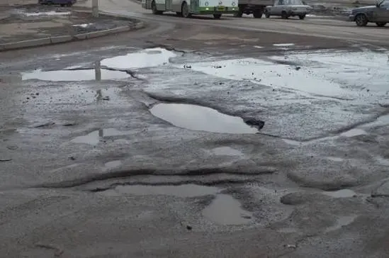 Во Госдуму внесён законопроект, который отменяет штрафы за самостоятельный ремонт дорог местного значения и дворовых проездов. Инициатива полезна, но требует системных мер — жёстких сроков ремонта, прозрачности и ответственности чиновников.