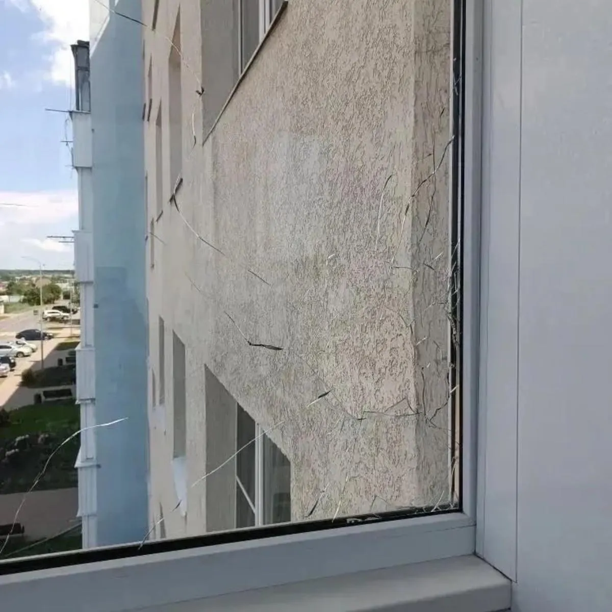 В результате атак беспилотников и обстрелов в разных округах Белгородской области повреждены жилые дома, административные здания, хозяйственные постройки, автомобили и объекты инфраструктуры.