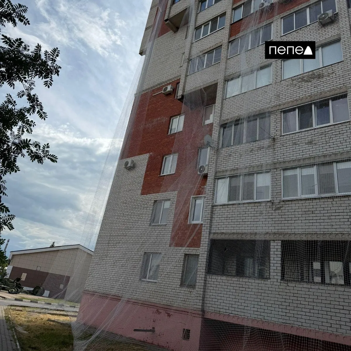 Жильцы дома на улице Ленина в Шебекино частично зафиксировали обвалившуюся антидроновую сетку собственными силами после неоднократных обращений в администрацию и задержек с восстановлением.