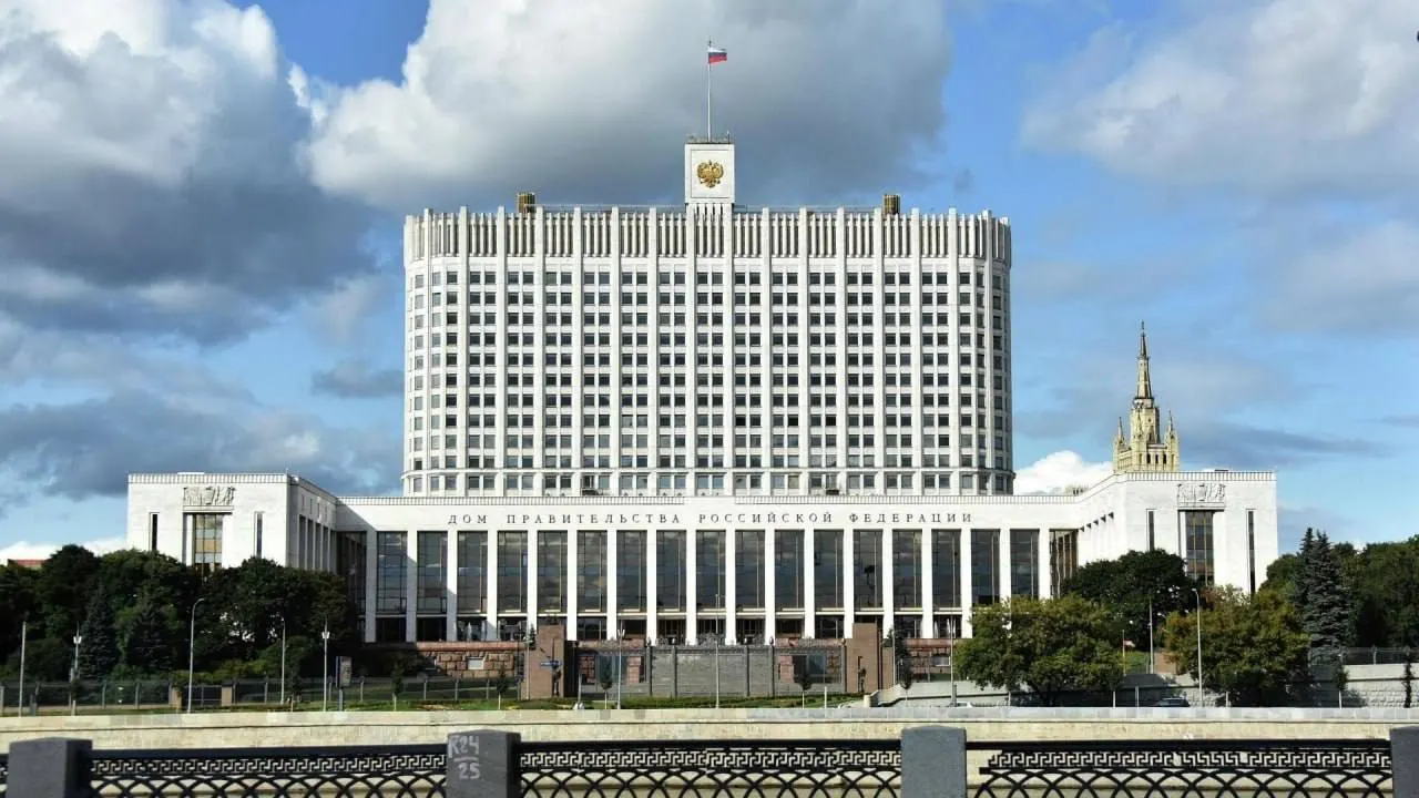 В Госдуму внесён законопроект о полной или частичной компенсации утильсбора для семей с тремя и более детьми. В правительстве считают инициативу непроработанной и указывают на необходимость финансирования.