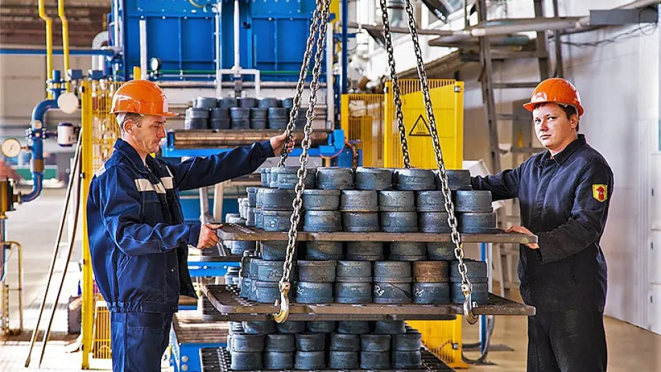 Лефортовский районный суд Москвы по иску Генпрокуратуры наложил арест на основное юридическое лицо и производственные активы крупнейшего российского производителя подшипников — ЕПК. В иске фигурируют экс-депутат и несколько бизнесменов; поводом стали действия, связанные с антидемпинговыми мерами и подозрения в искажении фактов.