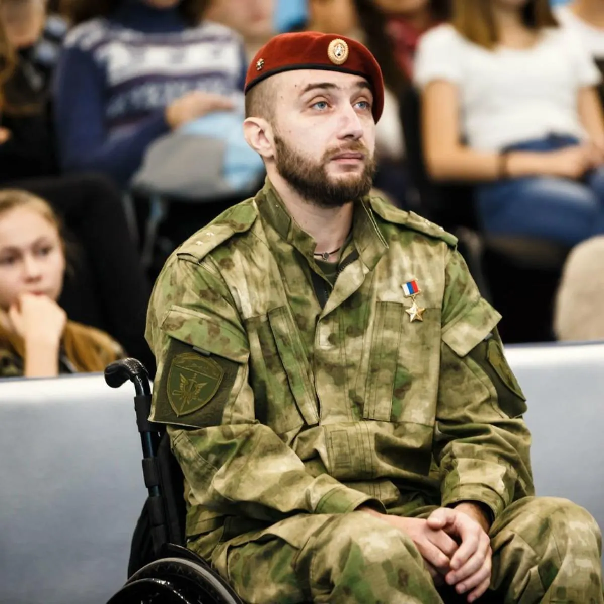 Герой России, инвалид-колясочник Вячеслав Воробьёв набрал 52,7 тыс. голосов на праймериз и возглавил партийный список по региону. В одномандатных округах победили Никита Румянцев и Андрей Скоч.