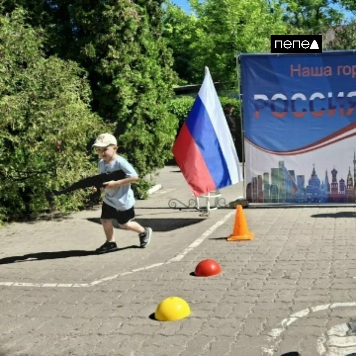 В школах и детсадах региона воспитанникам предложили тематические эстафеты, примерку военной формы, занятия по первой помощи, акции с письмами для военнослужащих и украшение окон к празднику.