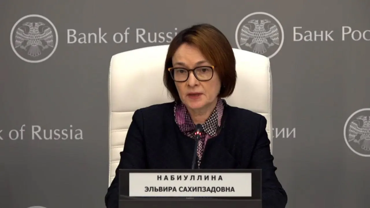 Глава Центробанка провела пресс‑конференцию вместе с зампредом и пояснила, что временно потеряла голос из‑за простуды. На мероприятии регулятор объявил о снижении ключевой ставки до 14,25% годовых.