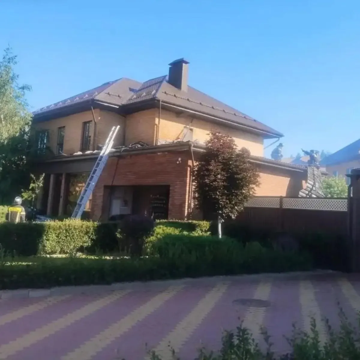 В результате ударов беспилотников в нескольких округах Белгородской области повреждены дома, хозяйственные постройки, автомобили и линии электропередач; один человек получил осколочное ранение.