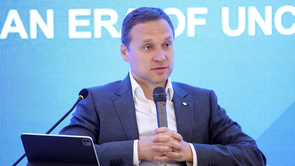 Топ-банкиры отмечают, что россияне снимают и держат больше наличных — часть средств не возвращается в банковскую систему. Эксперты связывают отток с ростом налоговой нагрузки, усилением проверки переводов и проблемами с банковскими сервисами.