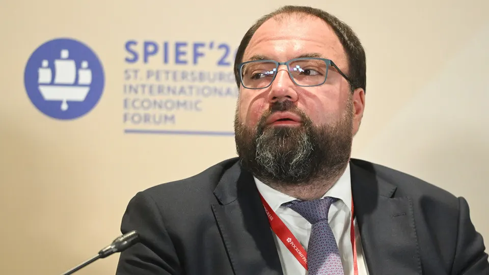 Глава Минцифры Максут Шадаев сообщил о намерении внедрить возрастную идентификацию на онлайн‑платформах. Варианты верификации обсуждают через «Госуслуги», банки или с помощью биометрии; эксперты предупреждают о рисках утечек и дополнительных расходах для сервисов.