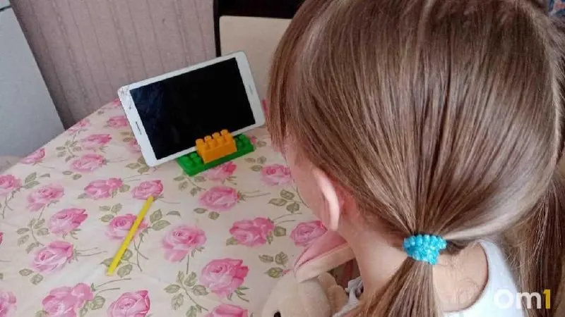 Минцифры и Roblox согласовали соблюдение российского законодательства и усиление защиты детей; в июне появятся версии Roblox Kids и Roblox Select, после чего ведомство обратилось к правоохранителям с просьбой поддержать снятие ограничений.