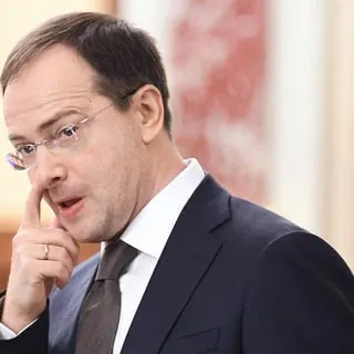 Помощник президента предложил закреплять выпускников за работодателями через обязательные трудовые контракты и трёхлетнюю отработку для бюджетников. Критики предупреждают, что это ограничит свободу выбора и вернёт административные методы распределения кадров.