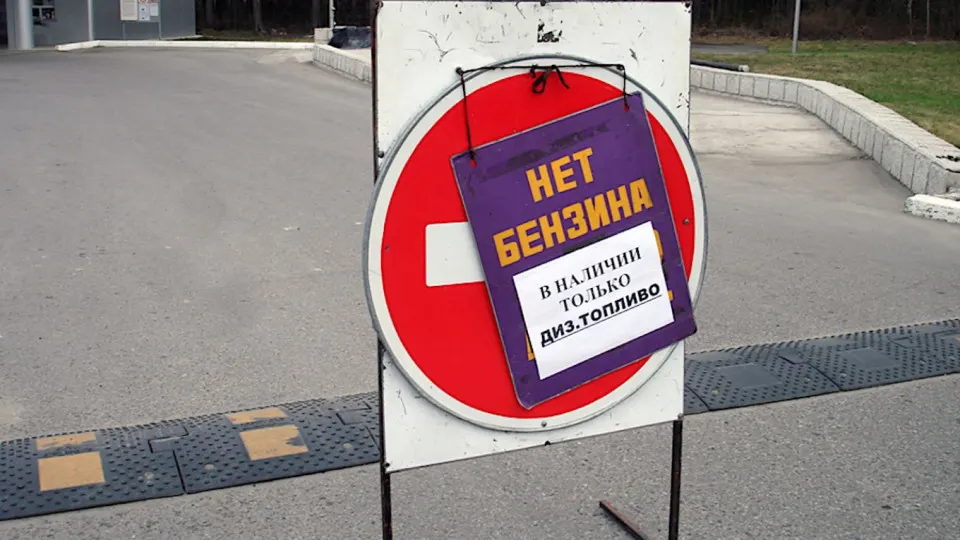 Из‑за перебоев с поставками в Крыму и оккупированных территориях в Севастополе на несколько часов ограничили отпуск бензина — приоритет отдан экстренным службам. Дефицит и рост цен связаны с ударами по НПЗ и логистике.