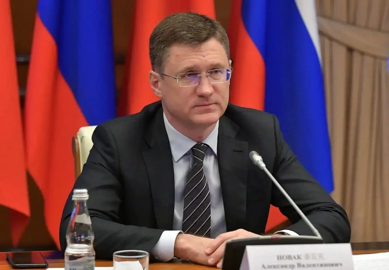 Вице‑премьер заявил, что запасы топлива в стране достаточны, власти перестраивают логистику в соответствии с потребностями регионов, а ажиотаж временно поднял спрос на 20–30%.