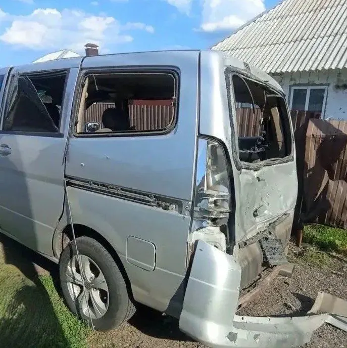 При ударе дрона по автомобилю в посёлке Октябрьский 12‑летняя девочка получила осколочные ранения глаза, предплечья и ног. Также повреждены окна и фасады двух частных домов.