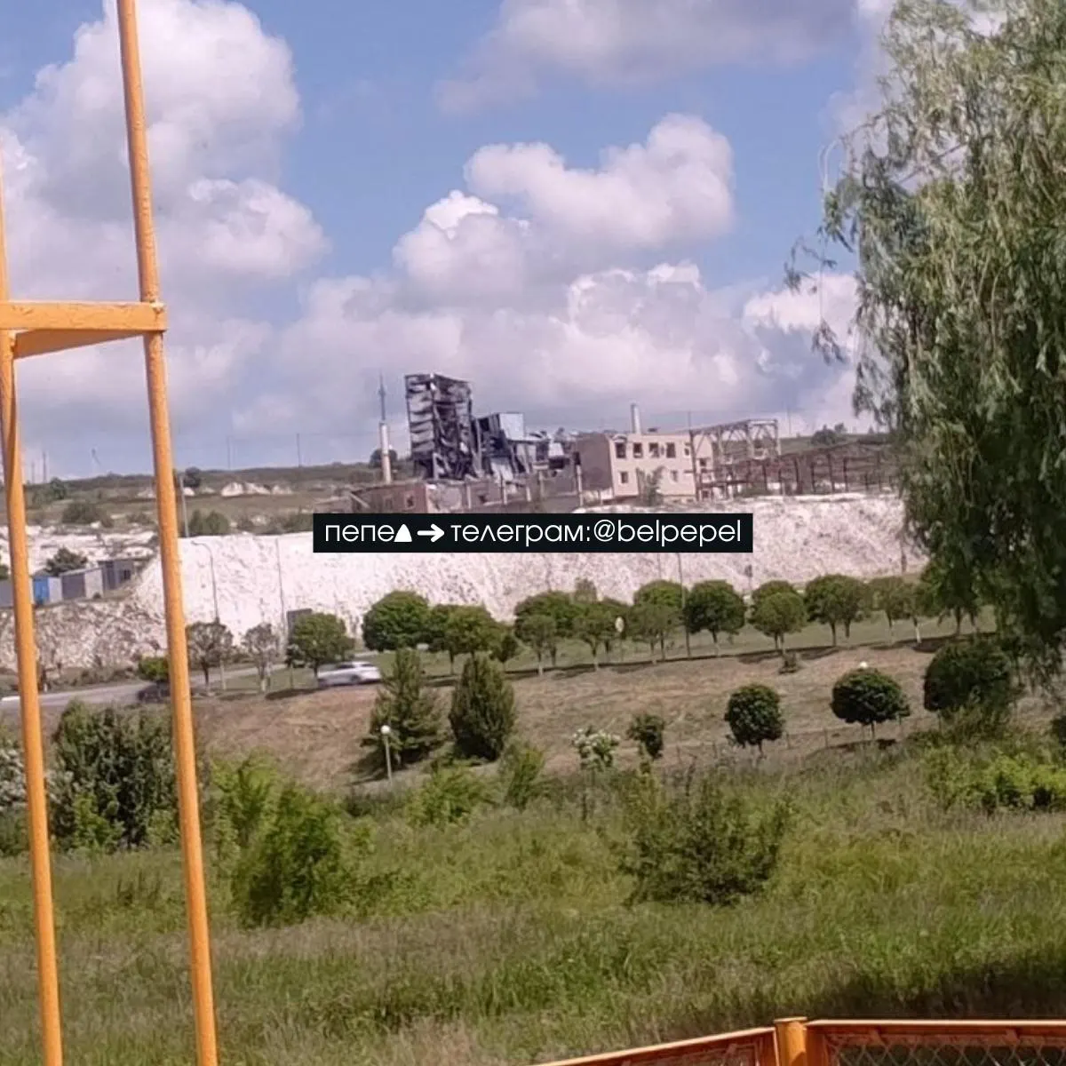 В Генштабе ВСУ заявили об атаке на склад FPV‑дронов в районе Алексеевки (Белгородская область). По предварительным данным, удар, вероятно, пришёлся по территории бывшего промышленного объекта, где могли собирать и обслуживать дроны.