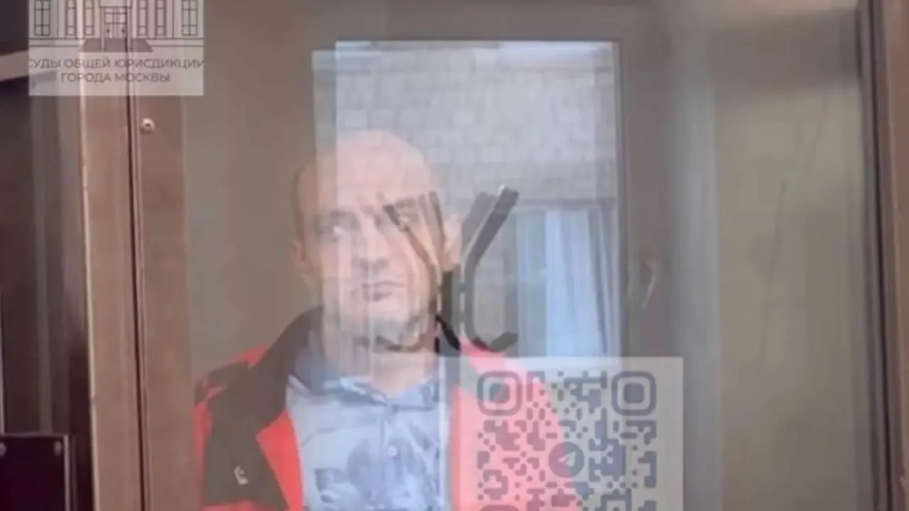 Савёловский райсуд Москвы признал виновным бывшего сотрудника полиции Александра Аблаева в получении взяток за передачу служебных данных; ему назначены колония, штраф и запрет на службу.