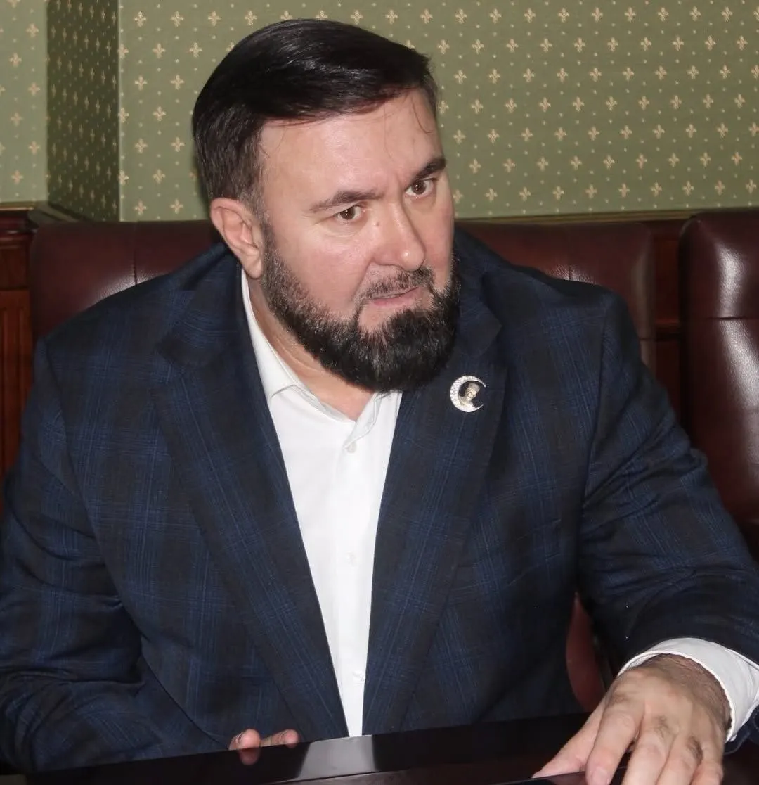 Президентская грамота присуждена омбудсмену Чечни за «укрепление законности и защиту прав граждан». Ранее Солтаева связывали с провластной деятельностью и рядом скандальных эпизодов, в том числе с делами, где фигурировали исчезновения и обвинения в адрес правозащитников.