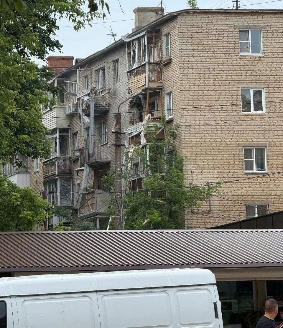 В Тульской области дрон врезался в жилой дом в Щёкино, предварительно пострадавших нет, жители эвакуированы. Минобороны сообщает о более 300 сбитых беспилотников по всей стране.