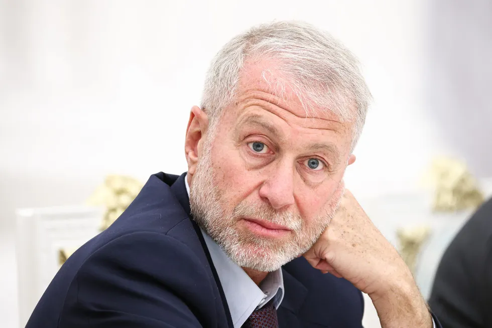 По словам нескольких собеседников, в мае 2026 года российский бизнесмен Роман Абрамович посетил Киев, встретился с Владимиром Зеленским и передал предложение о личной встрече президенту России.
