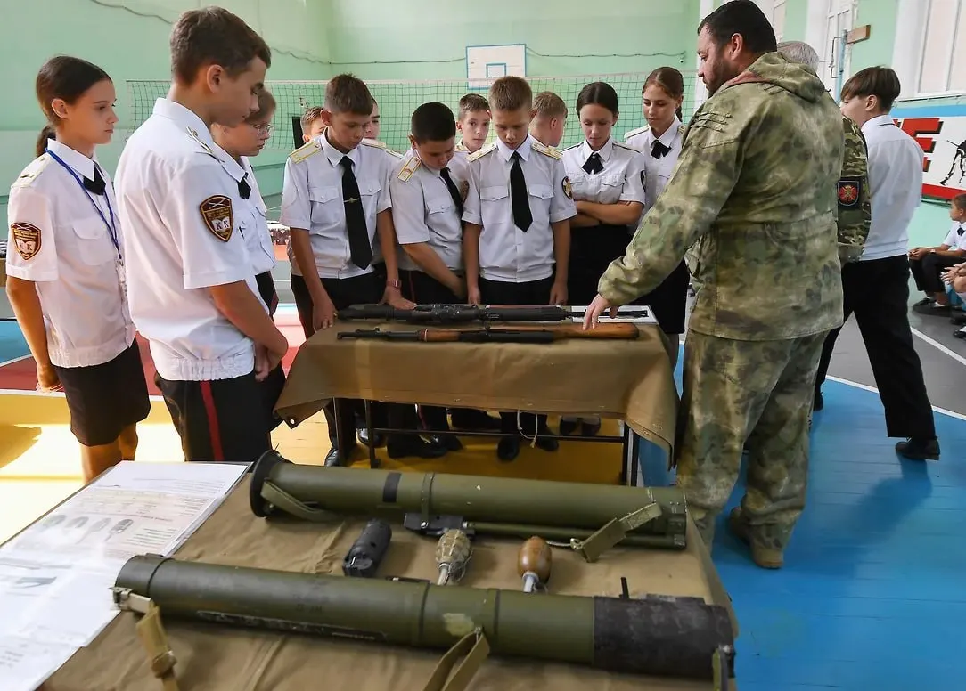 Российское военно-историческое общество предложило вовлечь старшеклассников и студентов в интервью с участниками и волонтёрами СВО. Материалы планируют использовать в патриотическом воспитании, школьных экспозициях и цифровом архиве.