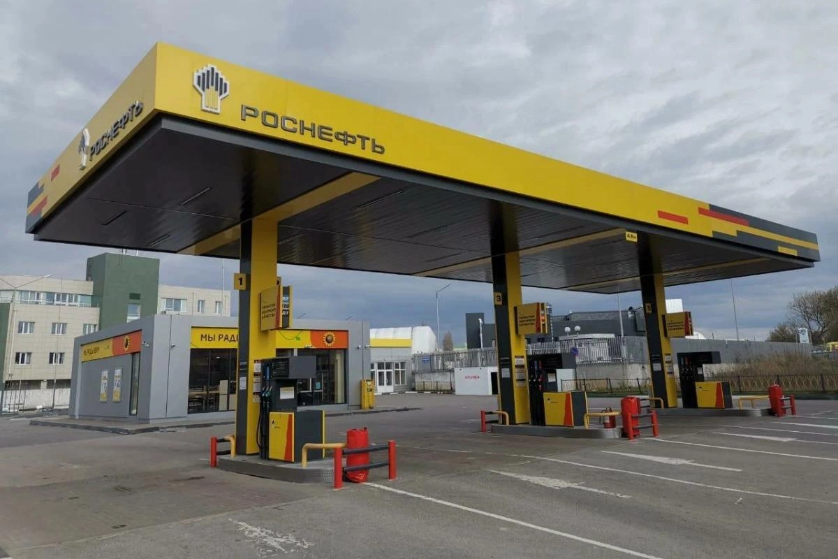 На ряде автозаправок в регионе перестали отпускать бензин в канистры и иногда отказываются заправлять авто до полного бака. Проблема касается, в том числе, марки АИ‑92, используемой для генераторов, возможные причины — перебои с поставками топлива.