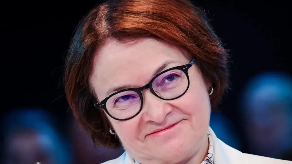 Отсутствие главы ЦБ на ключевых мероприятиях породило слухи о ее положении и обострило споры вокруг снижения ключевой ставки. Параллельно были приняты бюджетные изменения, которые расширяют возможности тратить и скрывать расходы — это меняет баланс экономической политики и повышает риски для инфляции и бизнеса.