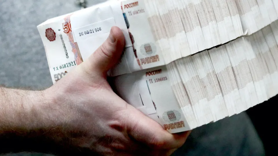 Банк отмечает усиление спроса на наличные: наличность в обращении достигла 20 трлн руб., за апрель из банков ушло 600 млрд руб., с мая‑2025 — около 2,5 трлн. Центробанк ужесточил контроль за снятием и внесением наличных.