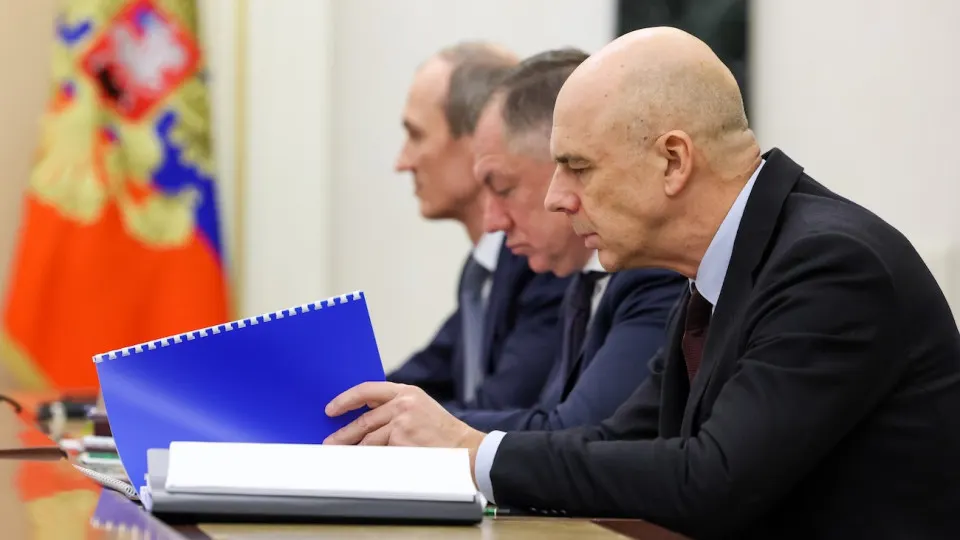 Индекс RGBI обновил минимумы, а доходности длинных ОФЗ поднялись до 15,5% — сочетание бюджетных рисков, высокой инфляции и осторожной политики ЦБ усиливает давление на бюджет.