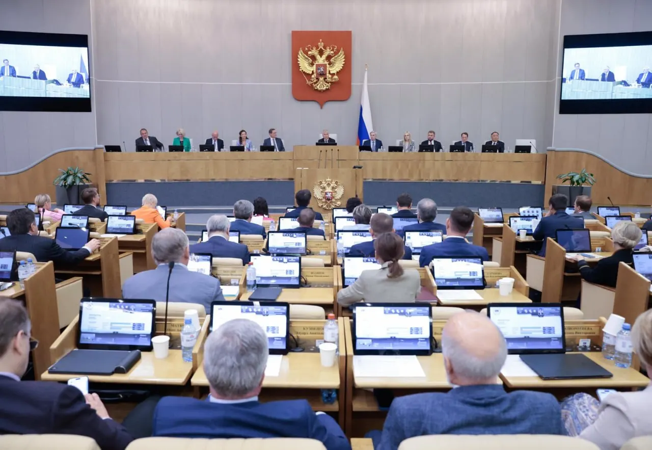 Анализ законодательной активности показывает: Госдума одобряет 84% правительских и 99% президентских законопроектов, тогда как депутатские инициативы получают одобрение примерно в четверти случаев. Исполнительная власть особенно влияет на экономическое и бюджетное законодательство.