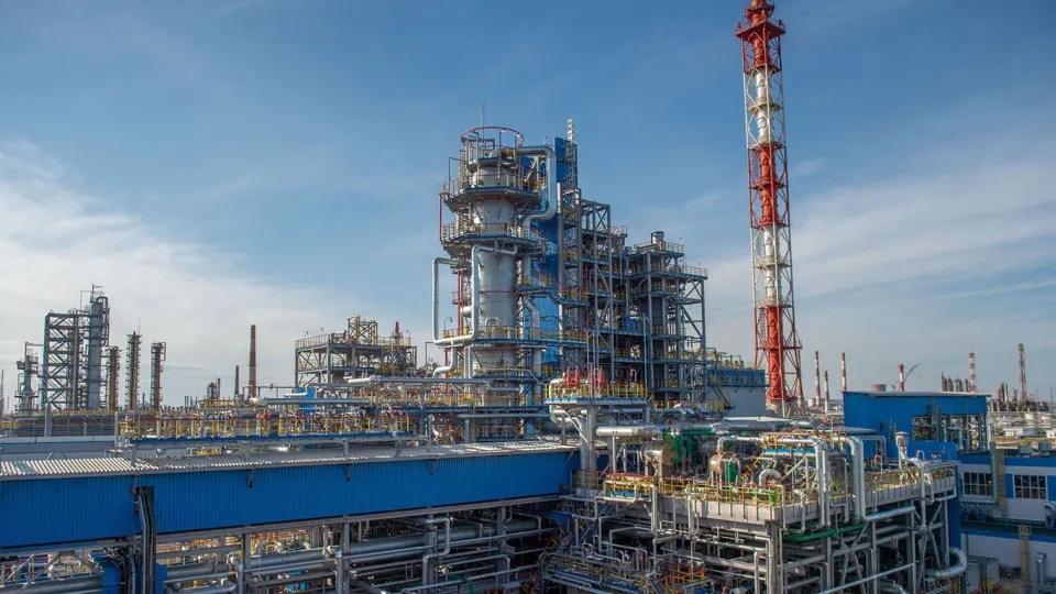 С 14 июля крупнейший нефтехимический завод прекратил переработку из‑за повреждений, полученных в результате удара БПЛА: обе установки первичной переработки выведены из строя, восстановление может занять от нескольких недель до месяцев, что усугубляет дефицит топлива в России.