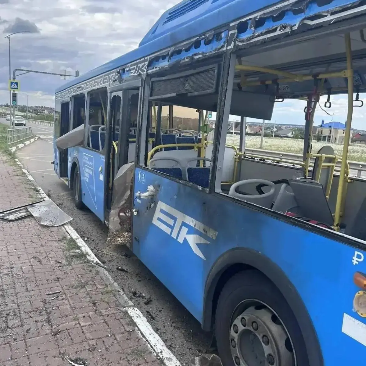 При ударе дрона по автобусу в селе Таврово пострадали шесть человек: среди пострадавших — годовалая девочка с многочисленными осколочными ранениями и 10‑летний мальчик с минно‑взрывной травмой.
