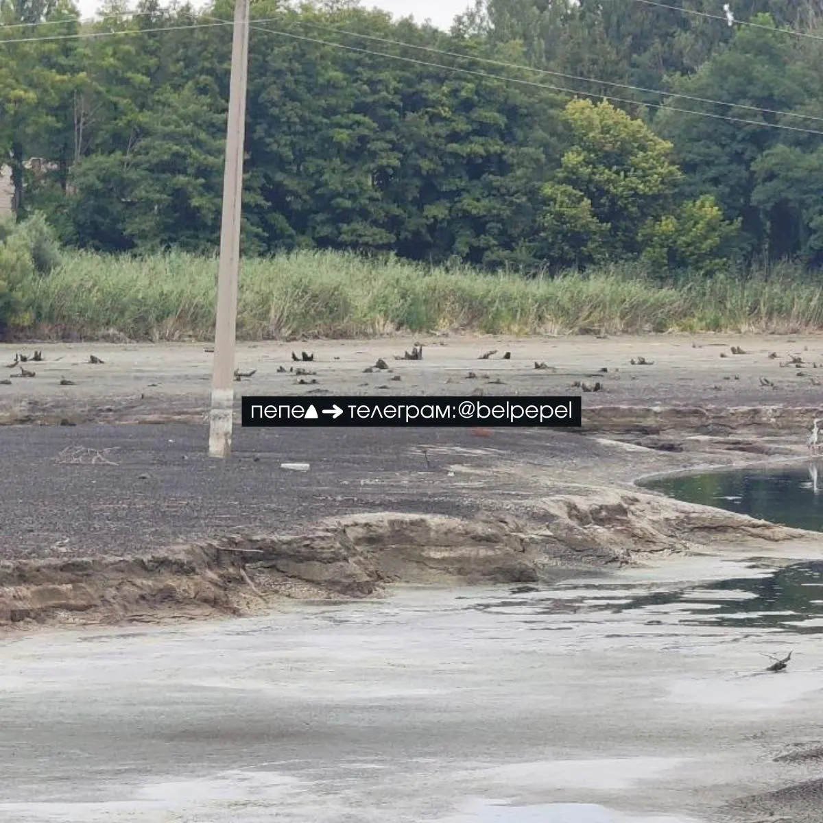 После прорыва плотины водохранилище стремительно теряет воду — река Разумная обмелела, ниже по течению наблюдаются подтопления; спутниковые данные фиксируют существенную потерю объёма воды.