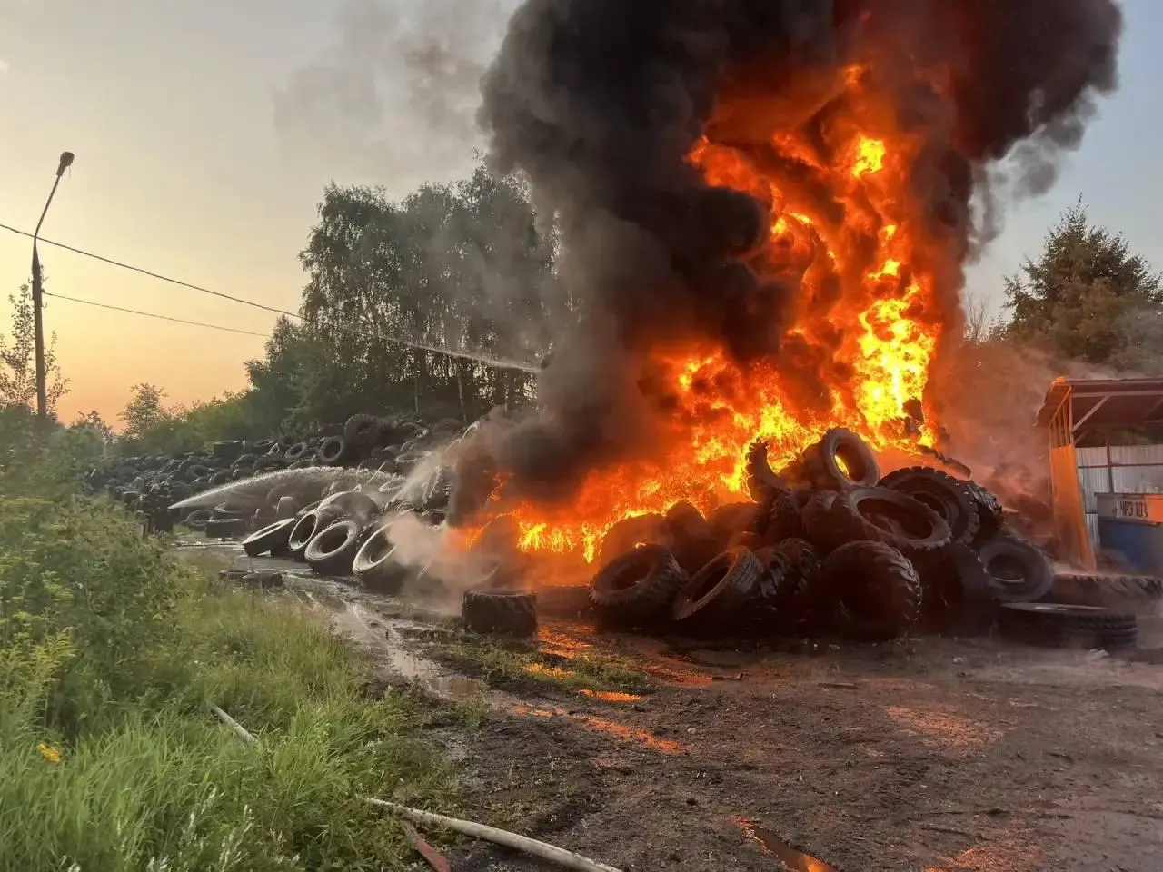 За ночь: попадание беспилотника в жилой дом в Чехове, протесты на Ольхоне из‑за очередей на паром, отстранение адвоката в Калининграде, новый порядок заправок в Алтае, заявления Кремля и увеличение численности армии.