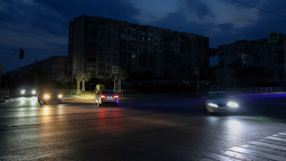 Дефицит бензина и очереди на АЗС привели к сокращению автобусных рейсов и росту стоимости проезда в ряде областей; проблемы охватили почти всю страну.