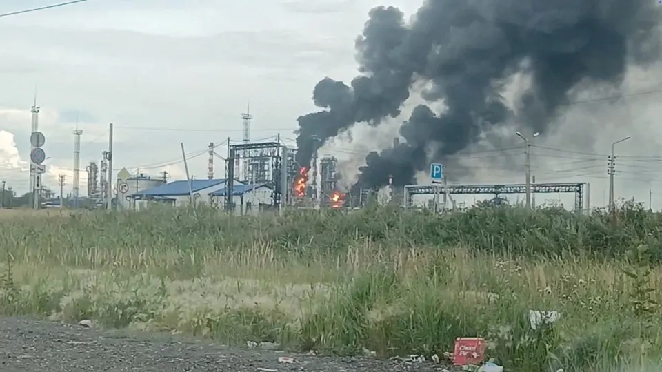 По данным Росстата, производство бензина и дизеля в России продолжает падать: в июне выпуск снизился на двузначный процент, что вместе с ударами по НПЗ вызвало дефицит, рост цен и необходимость импорта топлива.