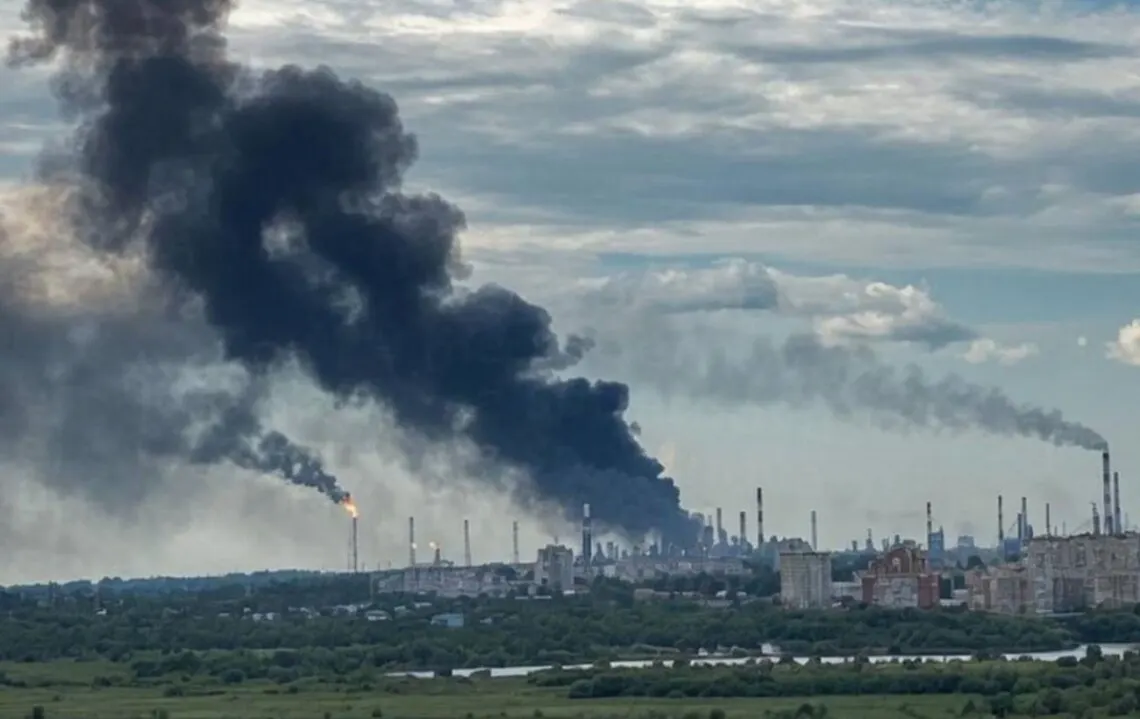 В результате удара беспилотников на Омском нефтеперерабатывающем заводе загорелась установка первичной обработки нефти, на которую приходилось около 25 тыс. тонн в сутки. Работу части завода приостановили; последствия уже отразились на розничных продажах топлива в регионе.