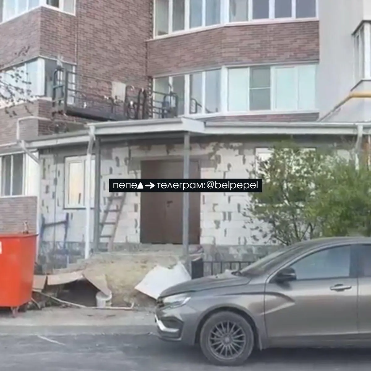 Арендаторка сообщает, что ремонт коммерческого помещения в доме на Щорса, 55А обещали начать ещё два года назад, но работы не начаты: Минстрой, по её словам, не подписывает договора с подрядчиками в связи со «сменой власти». Владельцы и арендаторы опасаются, что помещения так и останутся невосстановленными.