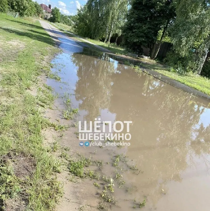 По сообщениям, ударные беспилотники в течение нескольких дней атаковали плотину Белгородского водохранилища. Плотина получила повреждения, в селе Безлюдовка зафиксированы подтопления; власти пока не комментируют ситуацию.