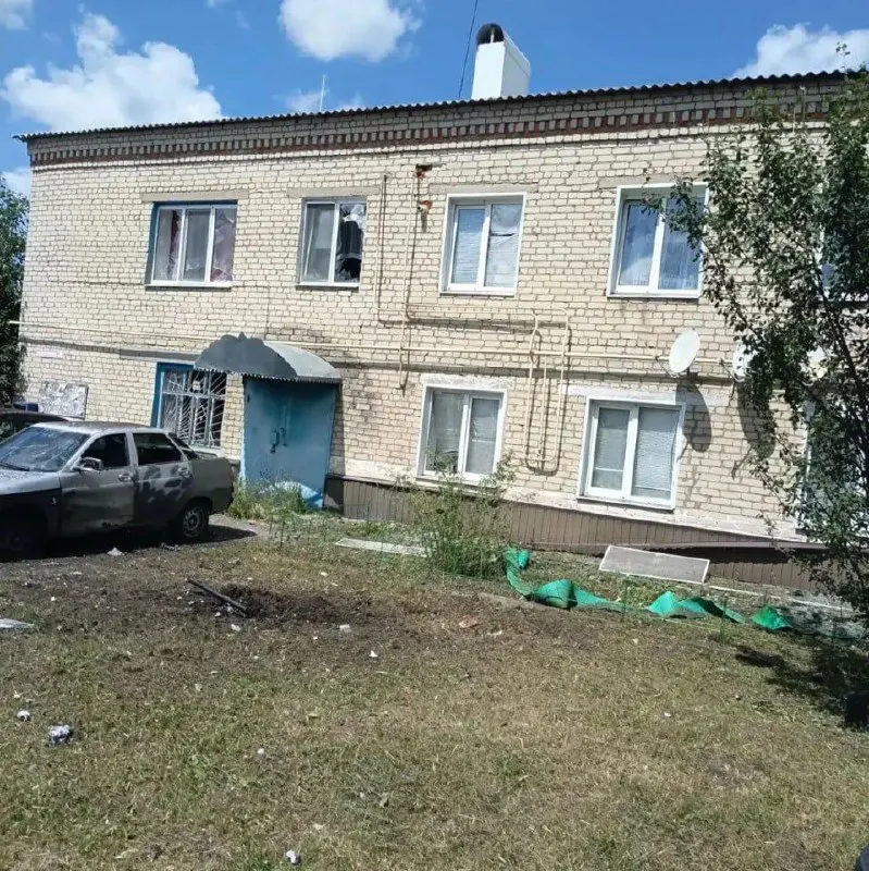 В результате серии ударов беспилотников пострадали населённые пункты в Новооскольском, Шебекинском и Ракитянском округах: есть один раненый, повреждены дома, автомобили и автозаправка.