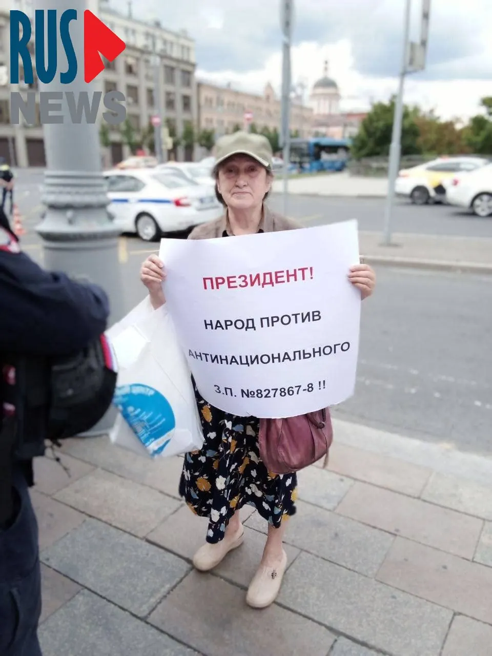 В центре Москвы полицейские задержали Наталью Шамину, вышедшую в одиночный пикет против законопроекта о передаче регионам права снимать памятники с охраны. Градозащитники опасаются массовых сносов в интересах застройщиков.