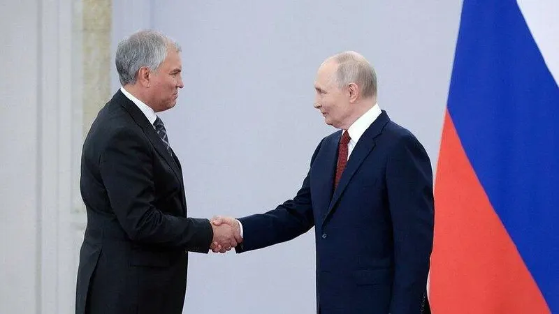 После награждения орденом «За доблестный труд» на встрече с депутатами Володин отметил вклад президента в становление конкурентной партийной системы и единство фракций.