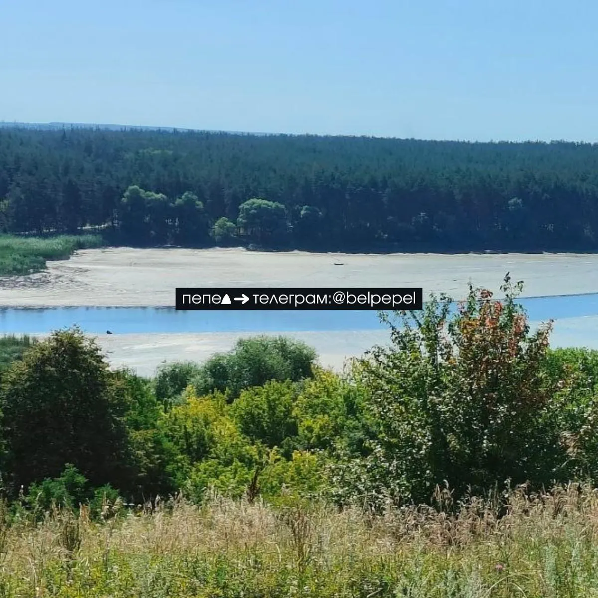 После повреждения плотины начался неконтролируемый сброс: водохранилище обмелело, ниже по течению фиксируются подтопления, спутниковые данные показывают потерю до 35% воды.