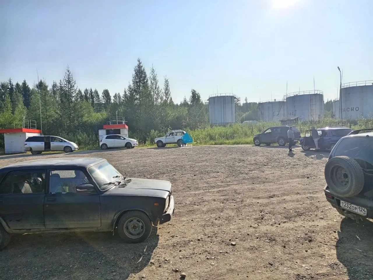 В ряде регионов ввели лимиты и графики отпуска топлива, в некоторых субъектах ограничения постепенно снимают. Правительство продлило запрет на экспорт топлива до конца января 2027 года.