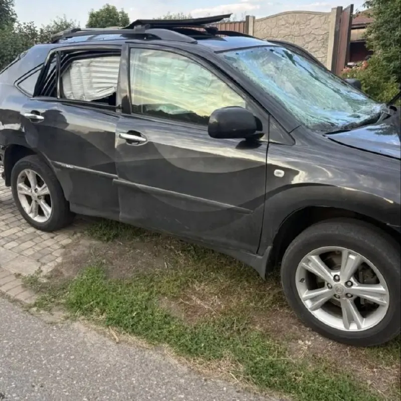 В селах Бессоновка и Репное Белгородского округа в результате атаки дрона пострадал мужчина и разрушены элементы кровли и окон в нескольких частных домах.