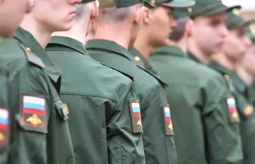 Правительство поддержало законопроект, который позволит направлять призывников на службу в пожарные подразделения МЧС по всей стране — они будут участвовать в тушении пожаров и аварийно‑спасательных работах. В ведомстве оценивают потребность в нескольких тысячах человек на фоне снижения численности караулов и низких зарплат.
