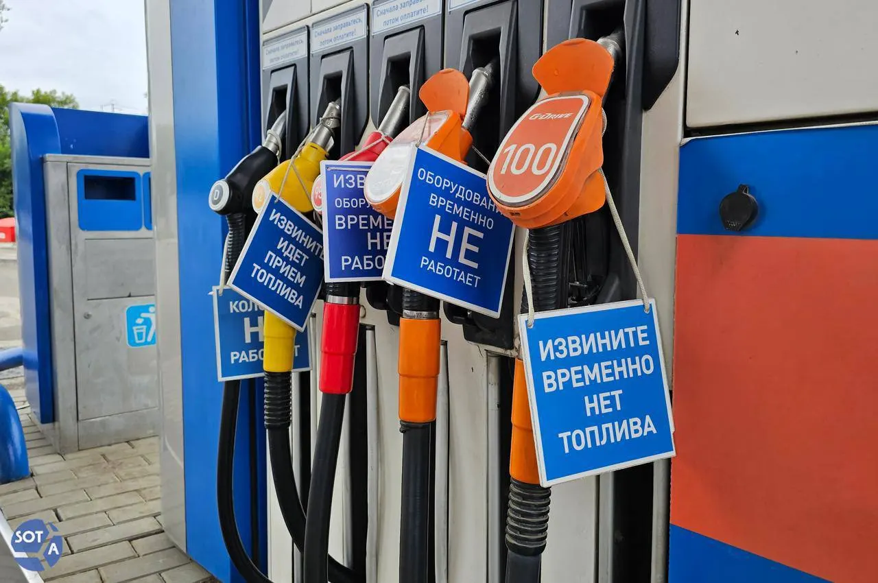 Медианные цены на разные марки бензина в первой декаде июля показали годовой рост от 11% до 32%. Эксперты связывают это с ремонтом НПЗ, сезонным спросом и дефицитом в ряде регионов; быстрое снижение стоимости маловероятно.